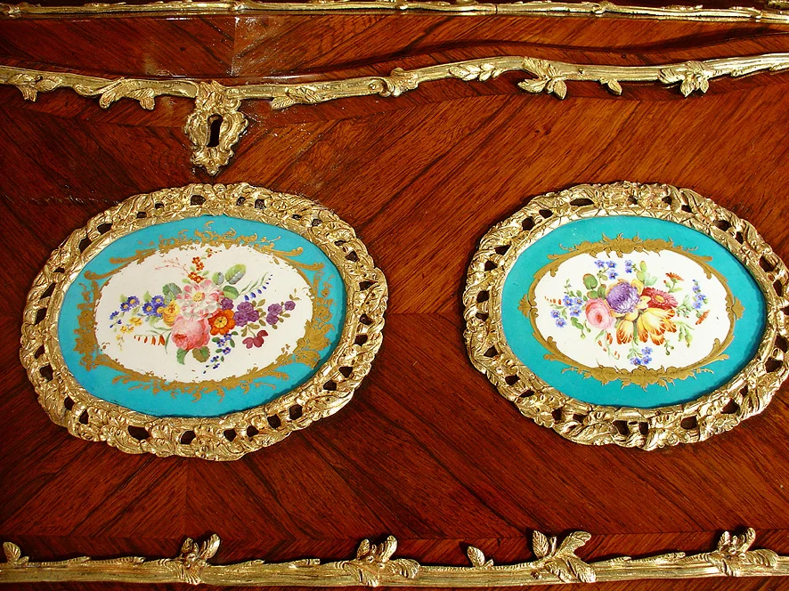 18th French Parisian lady's desk