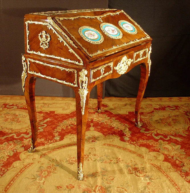 18th French Parisian lady's desk