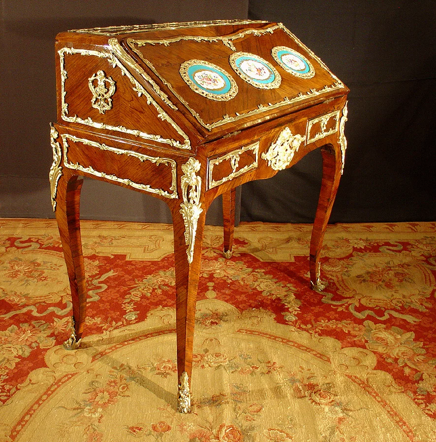 18th French Parisian lady's desk