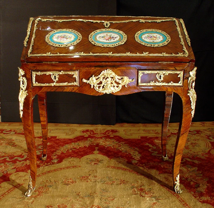 18th French Parisian lady's desk