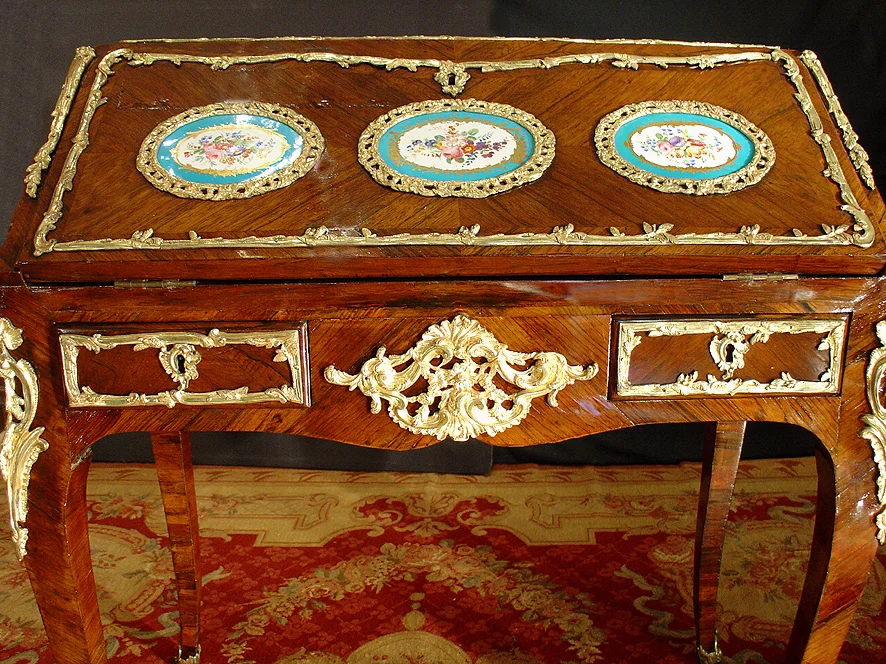 18th French Parisian lady's desk