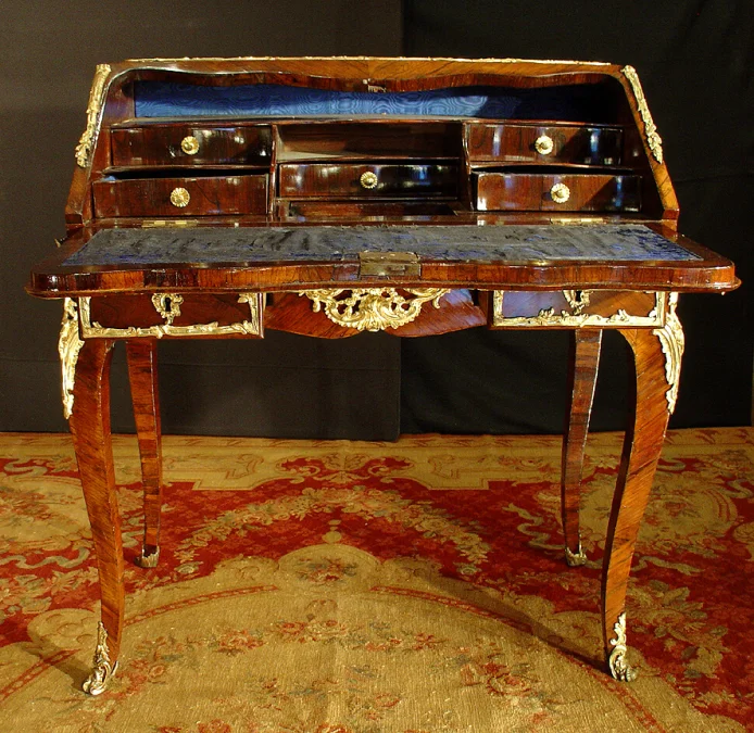 18th French Parisian lady's desk