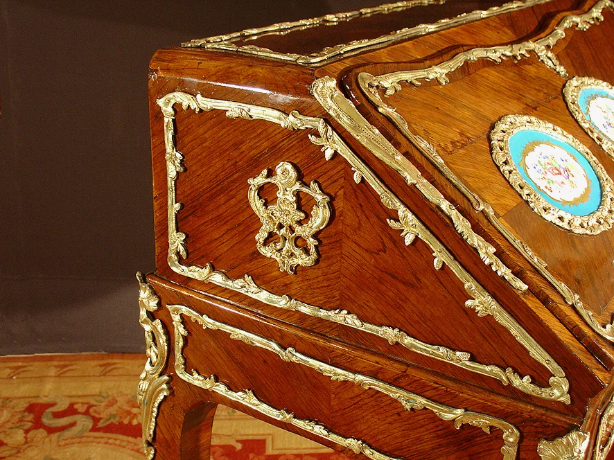 18th French Parisian lady's desk