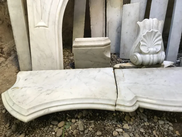 Kaminumrahmung Louis XV — Restaurierungsbedürftig