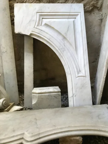 Kaminumrahmung Louis XV — Restaurierungsbedürftig