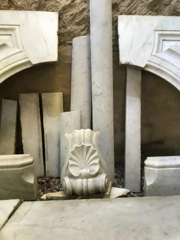 Kaminumrahmung Louis XV — Restaurierungsbedürftig