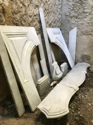 Kaminumrahmung Louis XV — Restaurierungsbedürftig