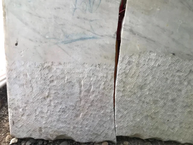 Kaminumrahmung Louis XV — Restaurierungsbedürftig