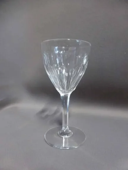 SUITE VON FÜNFZIG KRISTALLGLÄSERN UND SECHS DECANTER