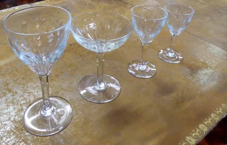 SUITE VON FÜNFZIG KRISTALLGLÄSERN UND SECHS DECANTER