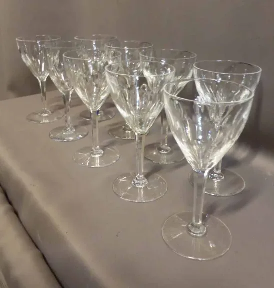 SUITE VON FÜNFZIG KRISTALLGLÄSERN UND SECHS DECANTER