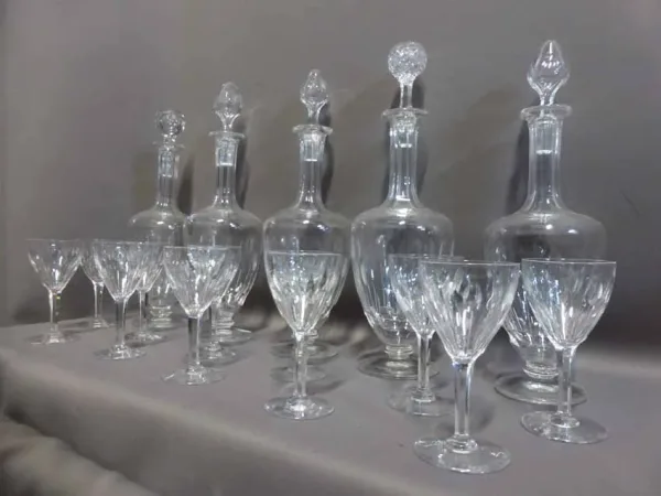 SUITE VON FÜNFZIG KRISTALLGLÄSERN UND SECHS DECANTER