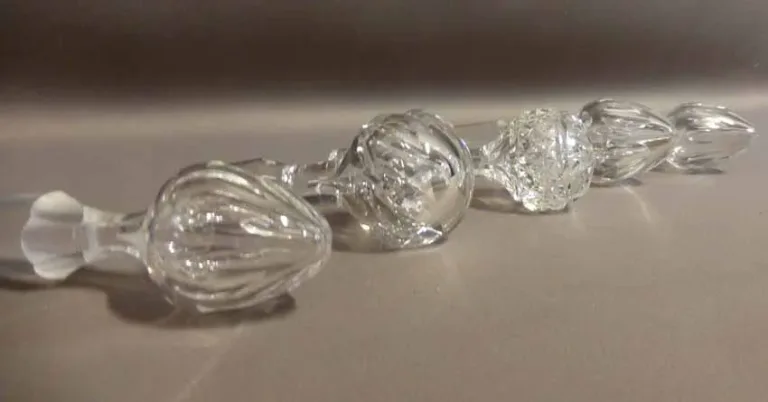 SUITE VON FÜNFZIG KRISTALLGLÄSERN UND SECHS DECANTER