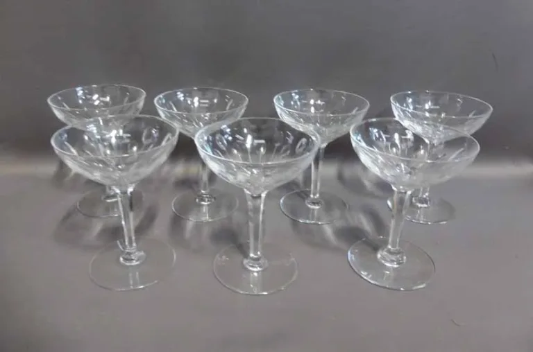 SUITE VON FÜNFZIG KRISTALLGLÄSERN UND SECHS DECANTER