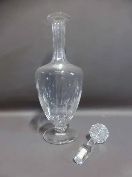 SUITE VON FÜNFZIG KRISTALLGLÄSERN UND SECHS DECANTER
