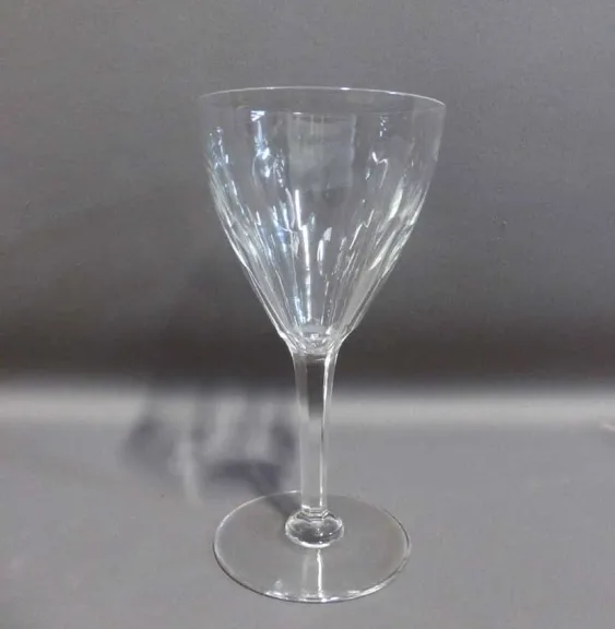 SUITE VON FÜNFZIG KRISTALLGLÄSERN UND SECHS DECANTER
