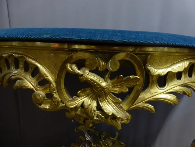 Console dorée de style rocaille