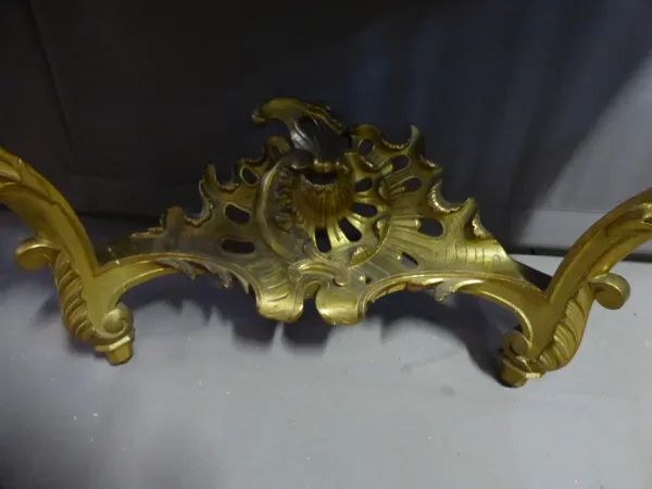 Console dorée de style rocaille