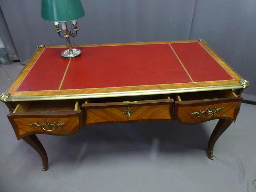 Bureau style Louis XV en marqueterie
