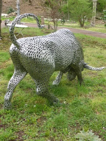 LEBENSGRÖSSE SKULPTUR EINES BULL