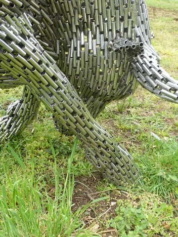 LEBENSGRÖSSE SKULPTUR EINES BULL