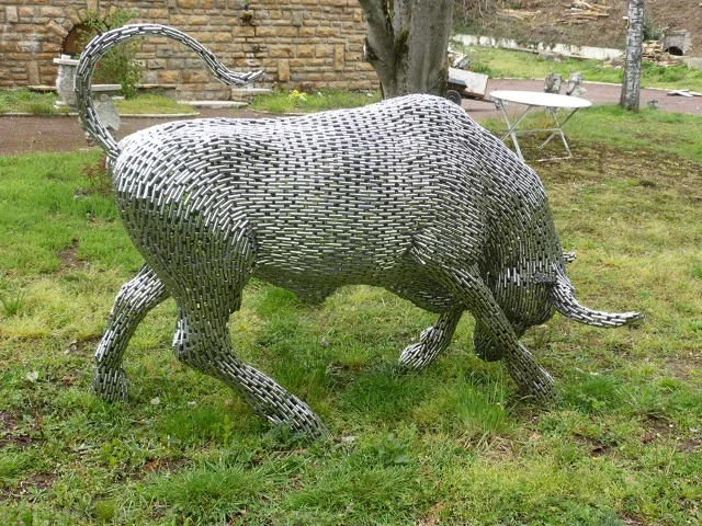 LEBENSGRÖSSE SKULPTUR EINES BULL