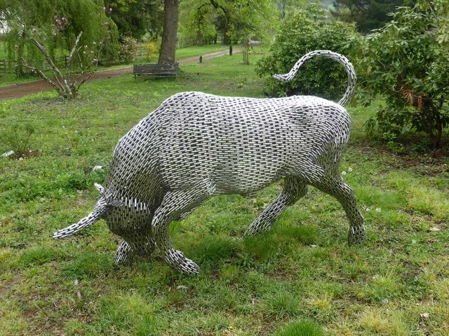 LEBENSGRÖSSE SKULPTUR EINES BULL