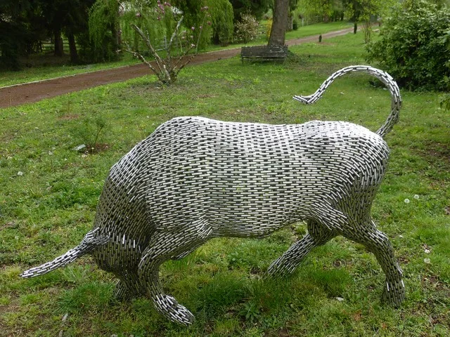 LEBENSGRÖSSE SKULPTUR EINES BULL