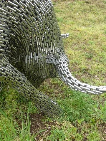 LEBENSGRÖSSE SKULPTUR EINES BULL