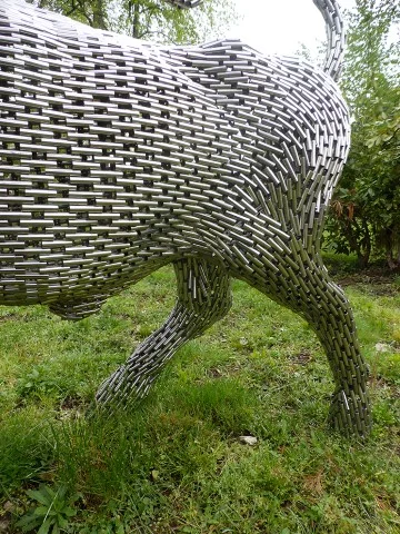 LEBENSGRÖSSE SKULPTUR EINES BULL