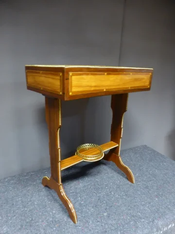 TAVOLO DI STILE LOUIS XVI