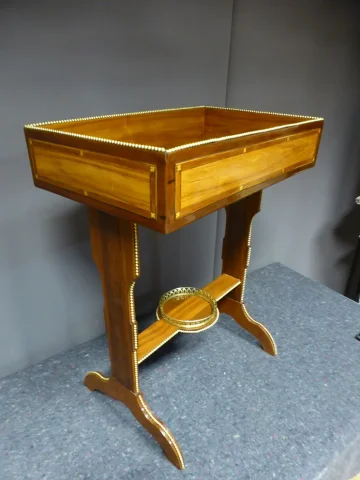 TAVOLO DI STILE LOUIS XVI