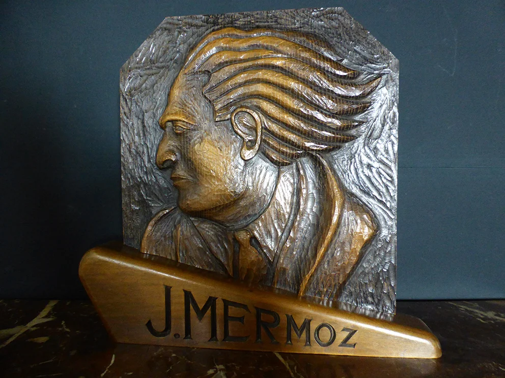 GESCHNITZTE VERKLEIDUNG VON JEAN MERMOZ