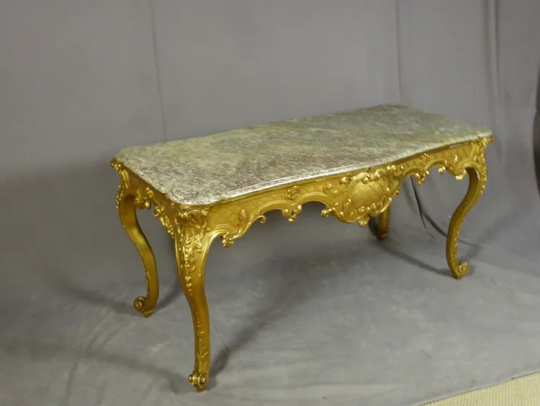 table de milieu en bois doré