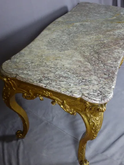 table de milieu en bois doré