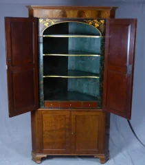 ENGLISCHER ECKSCHRANK