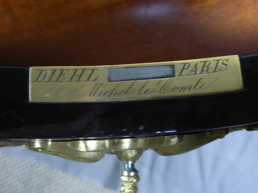 TABLE署名済みDIEHLPARIS