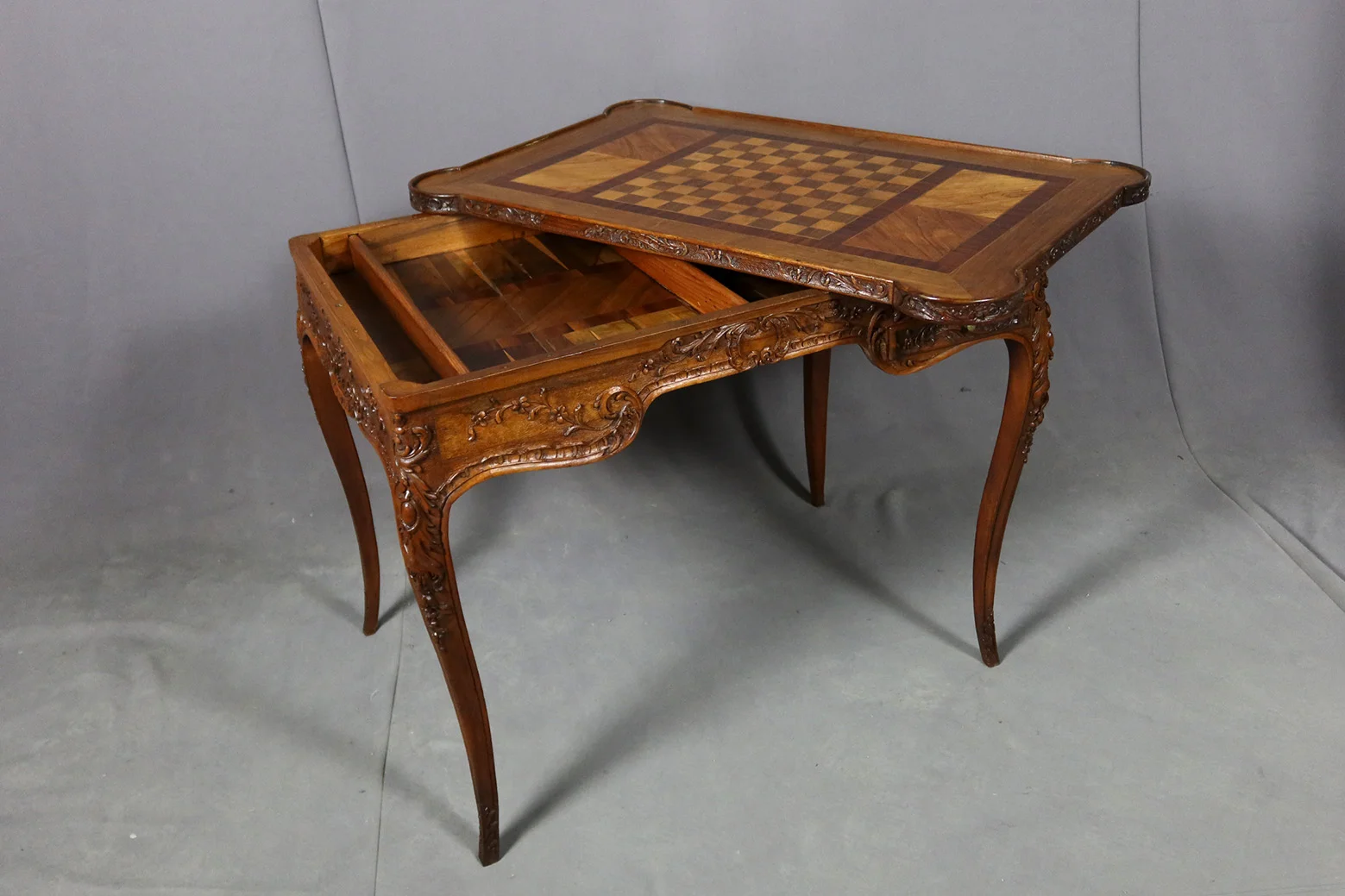 Table à jeux XVIII