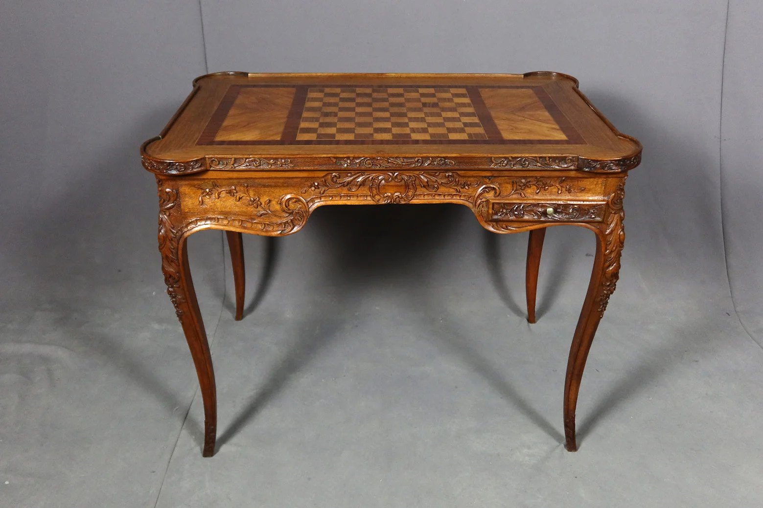 Table à jeux XVIII