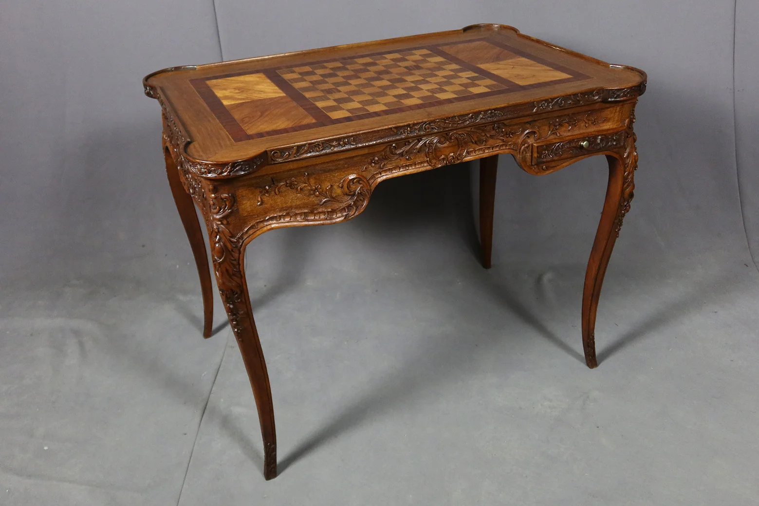 Table à jeux XVIII