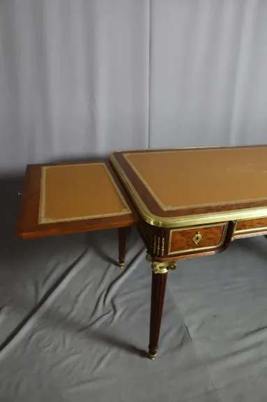 SCHREIBTISCH IM LOUIS XVI-STIL