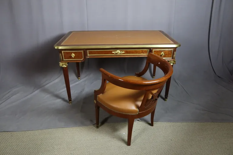 SCHREIBTISCH IM LOUIS XVI-STIL