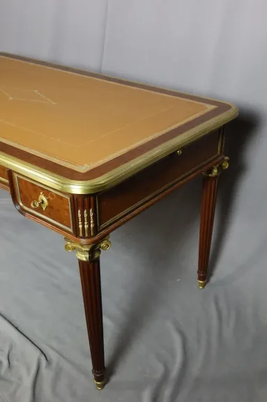 SCHREIBTISCH IM LOUIS XVI-STIL