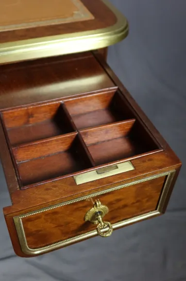 SCHREIBTISCH IM LOUIS XVI-STIL