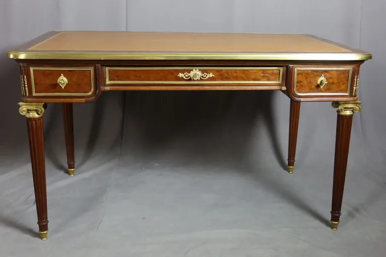 SCHREIBTISCH IM LOUIS XVI-STIL