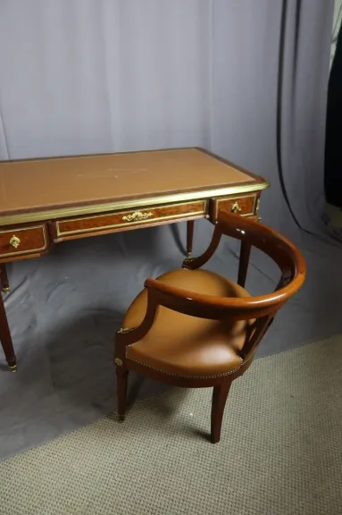 SCHREIBTISCH IM LOUIS XVI-STIL