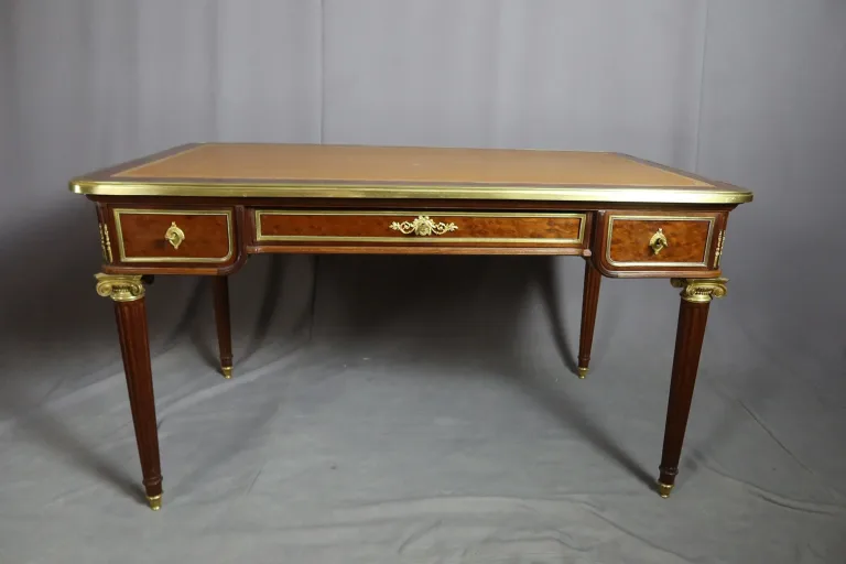 SCHREIBTISCH IM LOUIS XVI-STIL