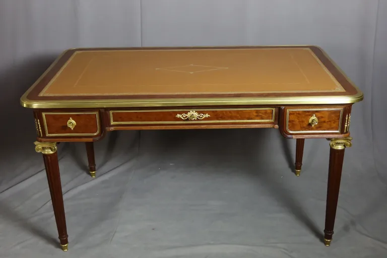 SCHREIBTISCH IM LOUIS XVI-STIL