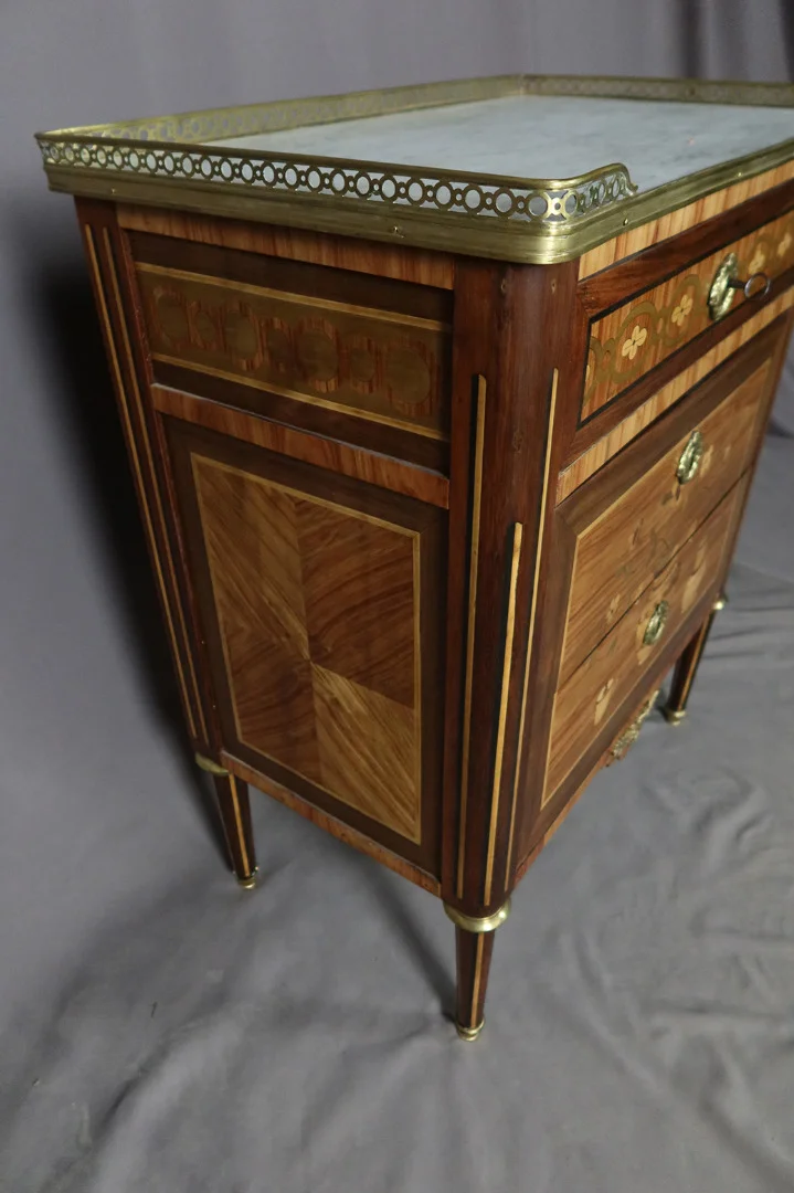 Petite commode style Louis XVI