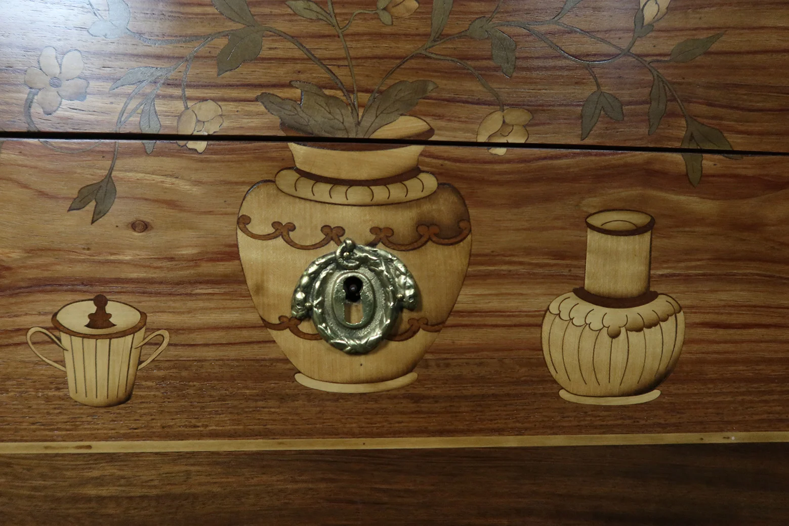 Petite commode style Louis XVI